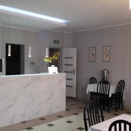 Maluch Hotell Tarczyn Exteriör bild